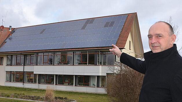 B&uuml;rgermeister Heinrich S&uuml;&szlig; deutet es an: Das Weisendorfer Rathaus hat die Sonne auf dem Dach, und das schon seit zehn Jahren.  Foto: Bernhard Panzer
