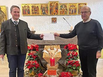 Am Zweiten Weihnachtsfeiertag überreichte der Vorsitzende Eduard Nöth Pater Stefan Stöhr in der Pfarrkirche St. Johannes der Täufer Reuth die Spende von 3000 Euro. Foto: Heidi Amon