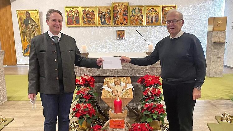 Am Zweiten Weihnachtsfeiertag überreichte der Vorsitzende Eduard Nöth Pater Stefan Stöhr in der Pfarrkirche St. Johannes der Täufer Reuth die Spende von 3000 Euro. Foto: Heidi Amon