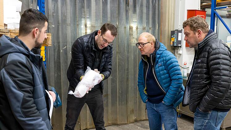 Wollen wissen, wie viel der Fisch kostet (von links): Andreas Papazof (Händler Großmarkt), Sebastian Wolf (Stammkunde), Simon Schwarz und Sebastian Bezzel.