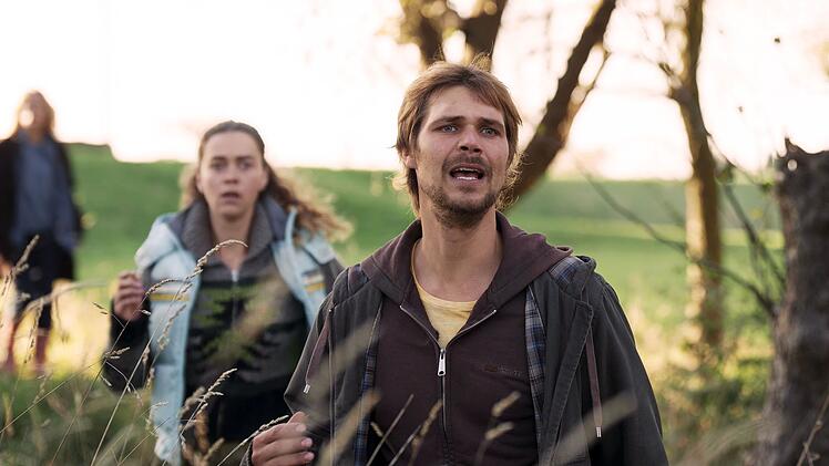 Das Ehepaar Feldhusen (Henning Flüsloh und Ronja Herberich) hat auf dem Familienhof wenig zu lachen: schlechte Wirtschaftszahlen, schwer kranker Vater und dann auch noch ein tödlicher Unfall oder Mord - wer soll das alles aushalten?