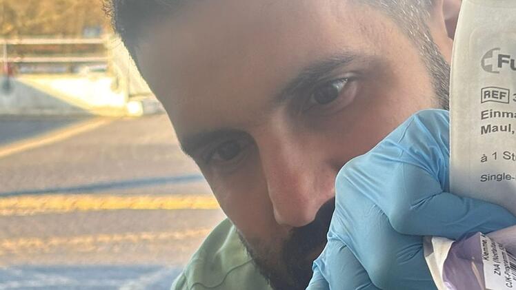 Verletzter Kormoran pickt gegen T&uuml;r von Notaufnahme