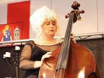 Lizzy Aumeier, eine starke Frau mit ihrem Kontrabass.  Fotos: Arnold Nöth