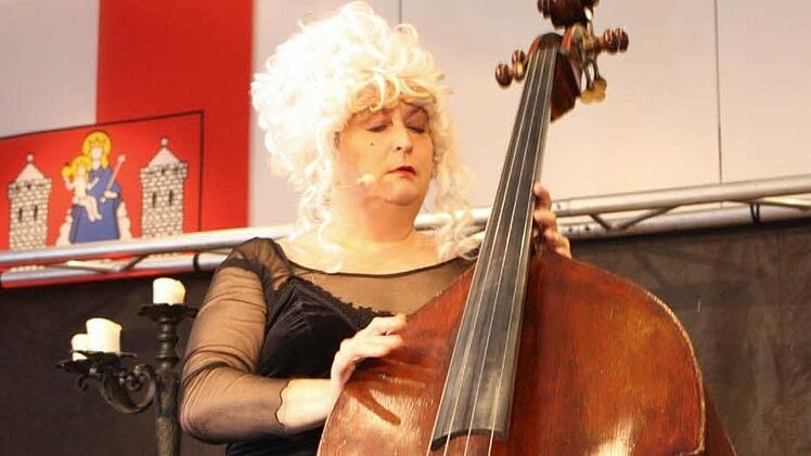 Lizzy Aumeier, eine starke Frau mit ihrem Kontrabass.  Fotos: Arnold Nöth