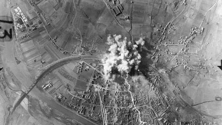 Die Bombardierung Kitzingens gegen Ende des 2. Weltkrieges: Noch heute muss die Stadt mit den Folgen - etwa Blindgängern - leben. Foto: Archiv