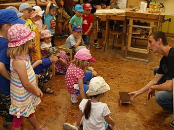 Wie entsteht in der Schreinerwerkstatt ein Tisch? Das erklärte Raphael den Kindern von der evangelischen Kindertagesstätte Haßfurt. Foto: sw