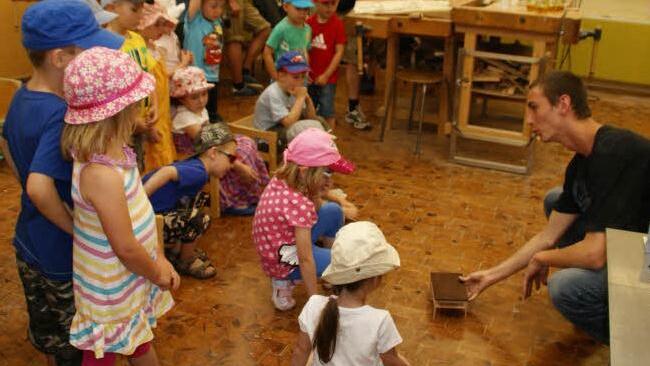 Wie entsteht in der Schreinerwerkstatt ein Tisch? Das erklärte Raphael den Kindern von der evangelischen Kindertagesstätte Haßfurt. Foto: sw