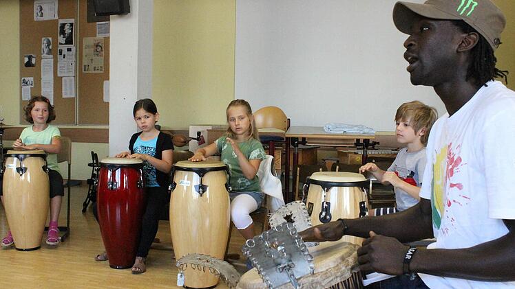 Leonie, Doreen, Miriam und Emilio trommeln gemeinsam mit Paulo.