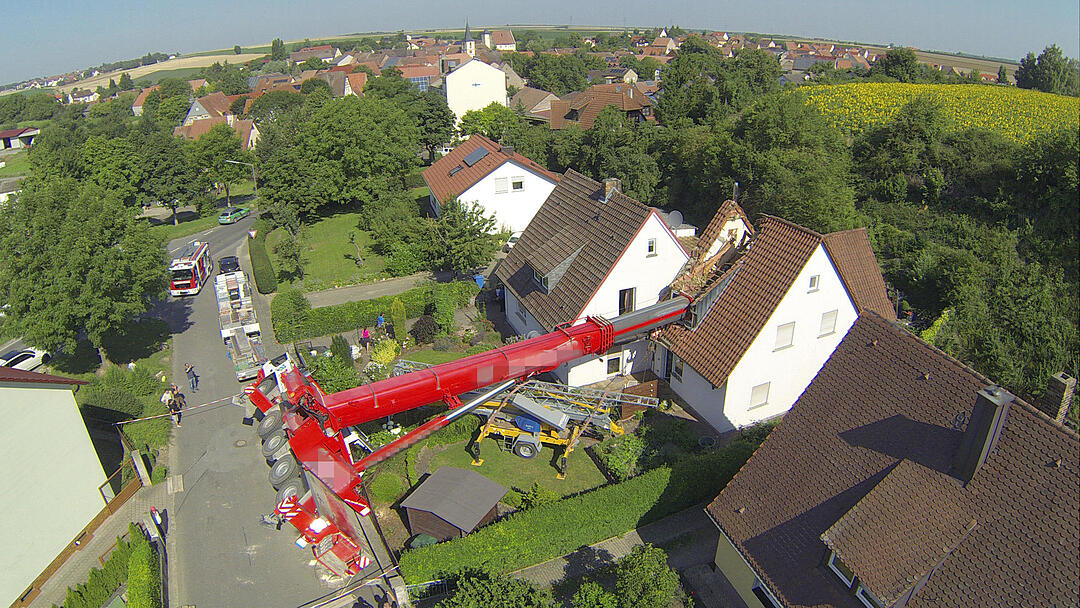 Kran stürzt auf Wohnhaus