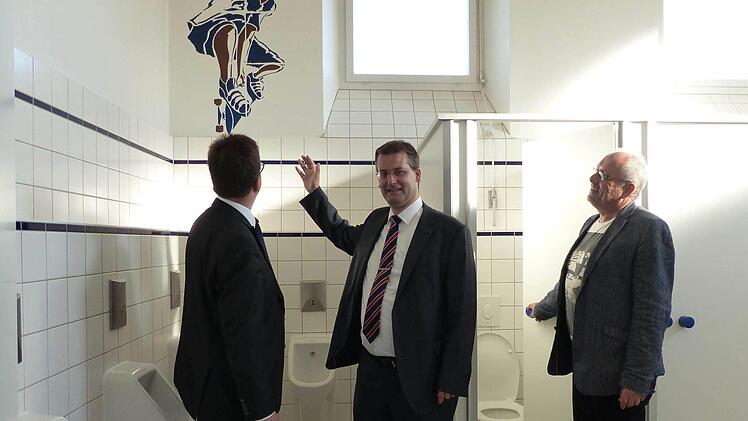 Ortstermin auf dem Klo: Schulreferent Christian Lange freut sich mit Stadtkämmerer Bertram Felix und Schulleiter Franz Hilbert (von links) über die sanierten Sanitäranlagen in der Luitpoldschule.  Foto: pt