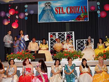 In schönen bunten Kostümen und Gewändern sieht man die philippinischen Frauen bei ihrem Fest.  Foto: gg/Archiv