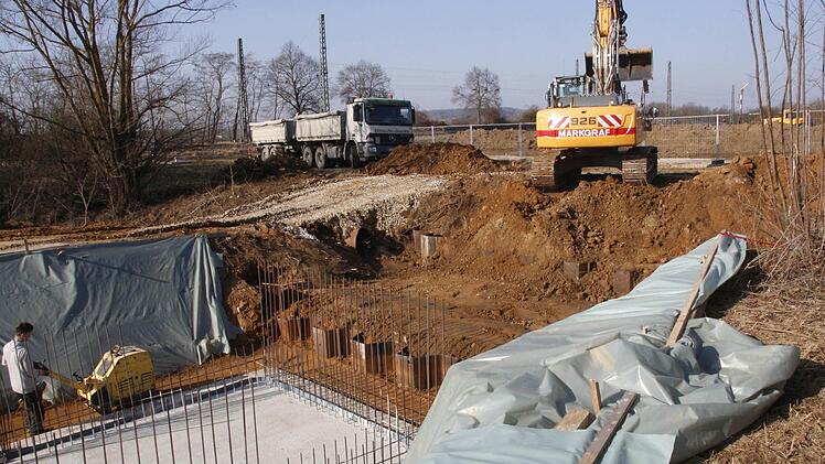 Über den Rinniggraben bauen Gemeinde, Bahn und Bund eine neue Brücke, damit die Verkehrswege, die durch die Bahn abgeschnitten werden, wieder angebunden werden können. Foto: Josef Hofbauer