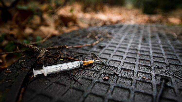 Mitten auf dem Spielplatz findet ein Mädchen in Nürnberg eine blutverschmierte Spritze - nun besteht die Angst, dass sich das Mädchen mit HIV angesteckt haben könnte. Wie soll man mit dem Drogenproblem in Nürnberg umgehen?  Felix Zahn, dpa