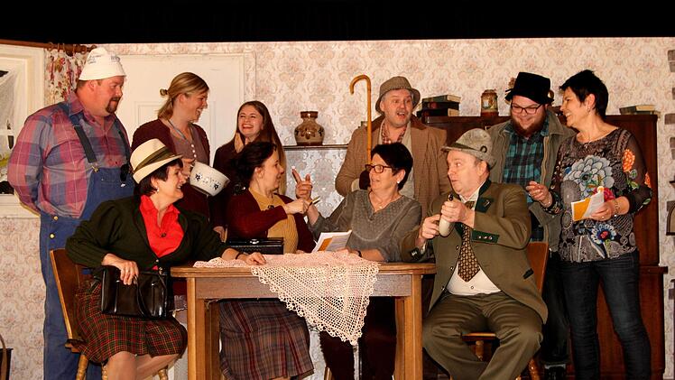 Das Ensemble der "Köhlertaler Bauernbühne" mit (vordere Reihe sitzend von links) Elke Weber, Sandra Holzschuh, Claudia Bendner und Franz Dürrbeck (hintere Reihe von links), Matthias Grün, Ramona Dürrbeck, Isabella Schneider, Jürgen Baum, Mario Dürrbeck und Elke Schlee  Günther Geiling