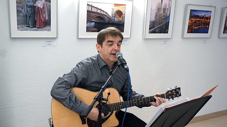 Pete Sunrise machte mit seiner Gitarre und den Liedern Lust auf Italien.   Foto: Richard Sänger