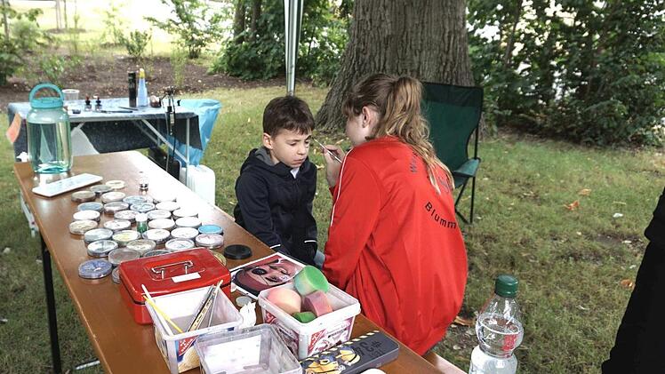 Die "Blummazupfer" betrieben eine Schmink- und Tattoo-Ecke.    Foto: Richard Sänger