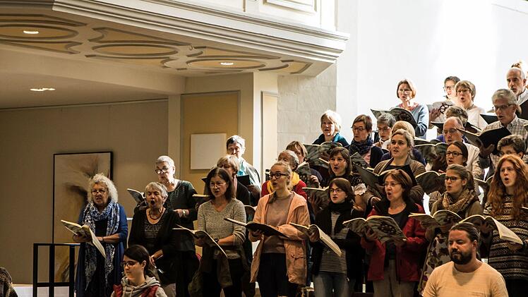 Der Deutsche Ärztechor und das Deutsche Ärzteorchester proben unter der musikalischen Leitung von Alexander Mottok für ihr Benefizkonzert, das am Samstag in derMorizkirche stattfindet.Foto: Jochen Berger