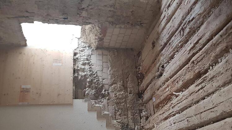 Erhebliche Schäden an den Balken sind im Schloss aufgetaucht.  Foto: Stadt