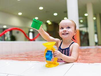 Im Katzwangbad in Nürnberg ist für Kinder wie Erwachsene etwas geboten. Man nicht nur Bahnen ziehen und sich austoben, sondern auch im skandinavischen Stil Saunieren. Foto: NürnbergBad