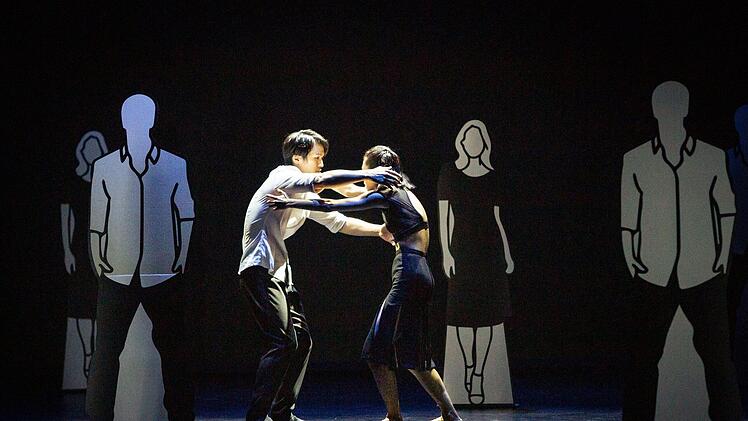 "Lost Touch": Szene aus Wubkje Kuindersmas Choreographie im Rahmen eines dreiteiligen Ballettabend am Landestheater Coburg.Foto. Pedro Malinowski