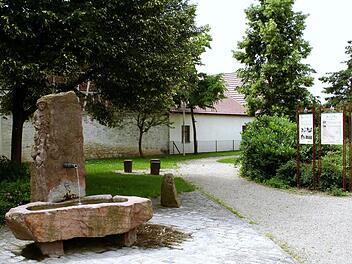 Im  Rathausgarten von Reiterswiesen  ist es sehr lauschig. Das wissen die Einheimischen zu schätzen.