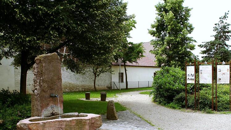 Im  Rathausgarten von Reiterswiesen  ist es sehr lauschig. Das wissen die Einheimischen zu schätzen.