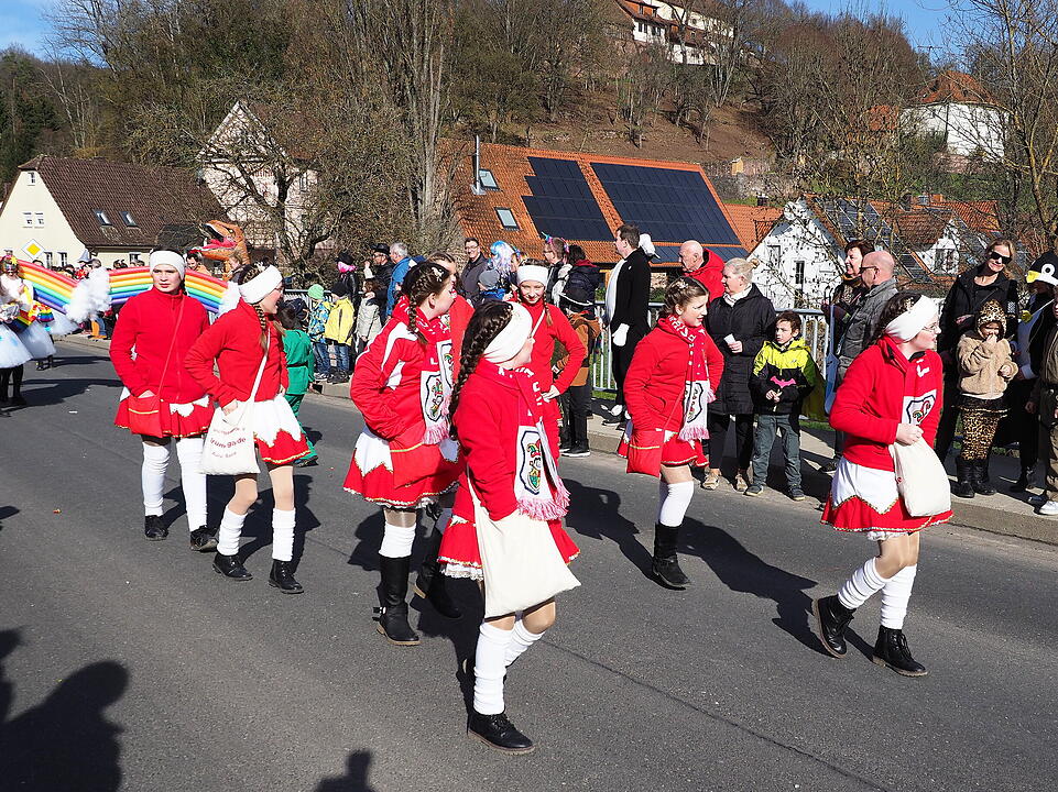 Buntes Faschingstreiben lockte tausende Besucher an.