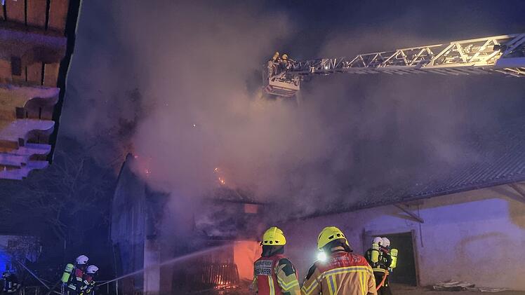 Gutenstetten: 100 Kräfte rücken zu Großeinsatz aus - "Scheune mit Werkstatt in Vollbrand"
