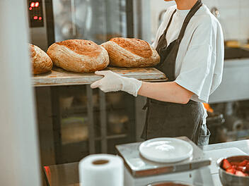 Die Familienbäckerei Ritz aus der Oberpfalz musste Insolvenz anmelden - die Kosten "fliegen uns um die Ohren". Bäckerei, Bäcker