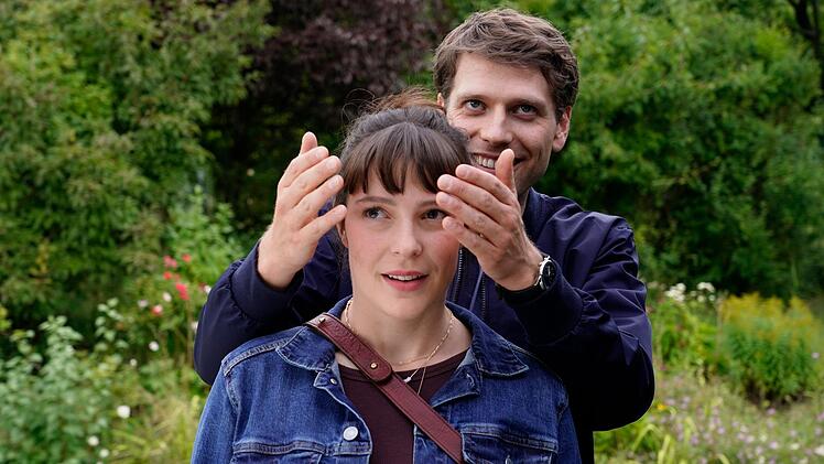 Steffen (Silas Breiding) überrascht seine Freundin Maria (Ronja Rath) mit ihrem ersten gemeinsamen Haus. Allerdings hat er vergessen, sie zu fragen, ob sie das überhaupt möchte. Denn Maria hat ganz andere Pläne.