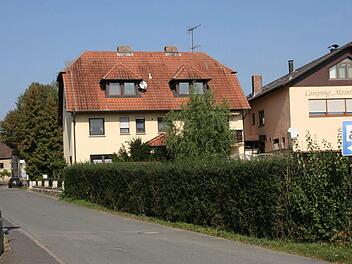 Am Fahrbahnrand in Richtung Mainufer soll ein Parkstreifen entstehen, der vor allem in der Hauptsaison das Verkehrschaos in Schwarzenau entschärfen soll.  Foto: Peter Pfannes (Archiv)