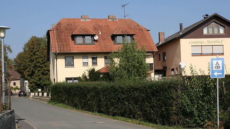 Am Fahrbahnrand in Richtung Mainufer soll ein Parkstreifen entstehen, der vor allem in der Hauptsaison das Verkehrschaos in Schwarzenau entschärfen soll.  Foto: Peter Pfannes (Archiv)