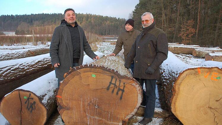 Wolfgang Schultheiß (links) ist stolz auf seinen Eichenstamm, der 2625 Euro brachte. Geschäftsführer Manfred Herter und Zweiter Vorsitzender Werner Tesch gratulierten. Foto: Rainer Lutz