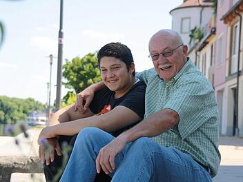 Karl Niedermeier gibt Sultan Berisa Halt. Der 14-Jährige liebt es, am Main zu sitzen, aber er hat große Angst davor, dass seine Familie abgeschoben wird.