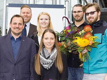 Zum erfolgreichen Abschluss ihrer Ausbildung gratulierten die Geschäftsführer Marc-Stephan Vogt und Thomas Ötinger (von links) Elena Stache (Hirschaid, Mediengestalterin Digital & Print), Sina Fischer (Bundorf, Kauffrau für Bürokommunikation), Dominik Graf-Garves (Redwitz a.d.R., Kaufmann für Marketingkommunikation) und Daniel Schramm (Untermerzbach, Kaufmann für Marketingkommunikation). Sie wurden alle übernommen. Nicht im Bild ist Lisa Herbst (Scheßlitz, Kauffrau für Dialogmarketing). Foto:...