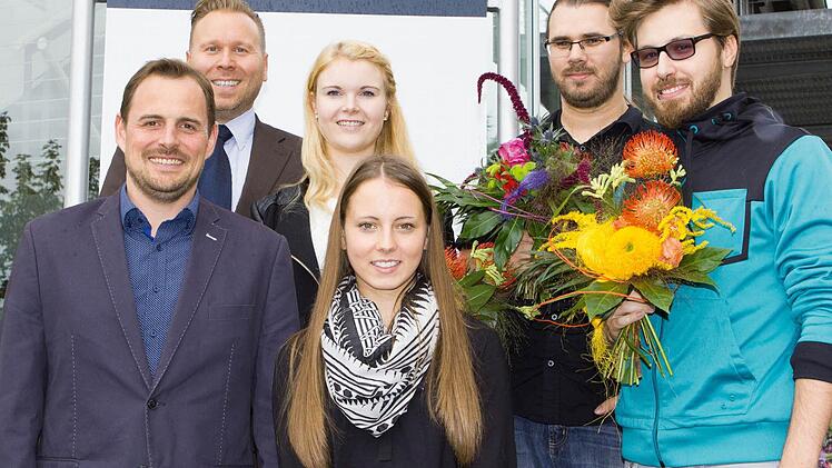 Zum erfolgreichen Abschluss ihrer Ausbildung gratulierten die Geschäftsführer Marc-Stephan Vogt und Thomas Ötinger (von links) Elena Stache (Hirschaid, Mediengestalterin Digital & Print), Sina Fischer (Bundorf, Kauffrau für Bürokommunikation), Dominik Graf-Garves (Redwitz a.d.R., Kaufmann für Marketingkommunikation) und Daniel Schramm (Untermerzbach, Kaufmann für Marketingkommunikation). Sie wurden alle übernommen. Nicht im Bild ist Lisa Herbst (Scheßlitz, Kauffrau für Dialogmarketing). Foto:...