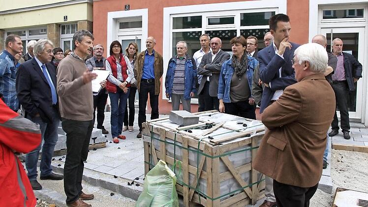 Der stellvertretende Leiter der Tiefbau-Abteilung der Stadt, Thomas Kraus (mit Schreibblock), informierte die Stadträte um Bürgermeister Andreas Hügerich am Montag vor der Sitzung des Gremiums über den Baufortschritt in der Coburger Straße.  Foto: Steffen Huber