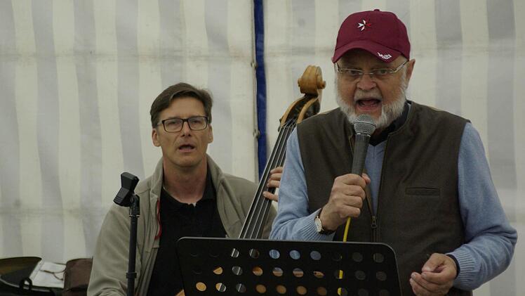 Ein Duo, das sich blind versteht, besteht aus Bassist Wolfgang Kriener (links) und Sänger und Klarinettist Günter Dengler, der seit 1957 mit Görner zusammenspielt.  Foto: Winfried Ehling