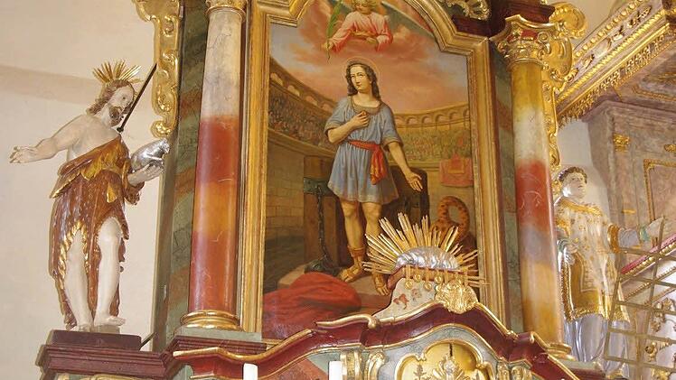 Der Hochaltar mit marmoriertem Holzaufbau in der alten Pfarrkirche St. Pankratius. Das Altarbild ist von von Lorenz Kaim (1863).