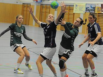 Geglücktes Störmanöver: Aufmerksame Verteidigungsarbeit (von links: Theresa Kleinhenz und Sabrina Kleinhenz) ist gefragt gegen die torgefährlichen Spielerinnen der TS Herzogenaurach. Foto: Hopf