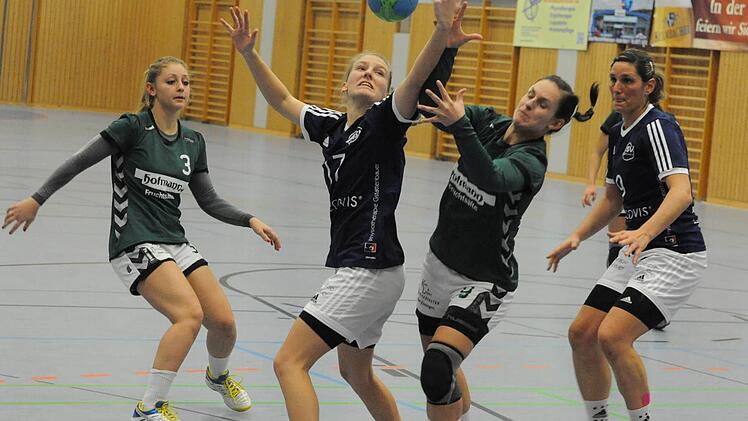 Geglücktes Störmanöver: Aufmerksame Verteidigungsarbeit (von links: Theresa Kleinhenz und Sabrina Kleinhenz) ist gefragt gegen die torgefährlichen Spielerinnen der TS Herzogenaurach. Foto: Hopf