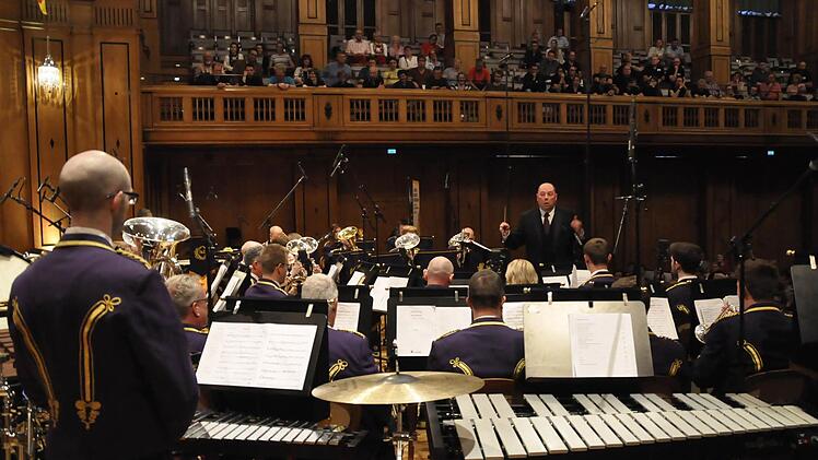 The Brighouse & Rastrick Brass Band aus West Yorkshire (England) hat einen erstklassigen und beeindruckenden Ruf als Konzertorchester. Mit ihren Interpretationen riss sie die Zuhörer bei einem Galakonzert von den Stühlen.Foto: Peter Klopf