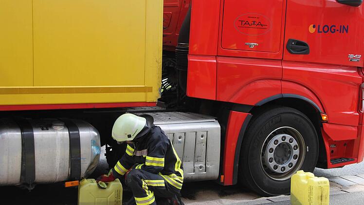 Beim Lkw wurden die Treibstofftanks beschädigt. Foto: Stephan Tiroch