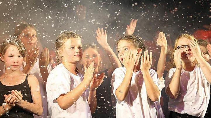 Die jungen Zirkuskünstler genossen den Seifenblasenregen.  Fotos: Christa Burkhardt
