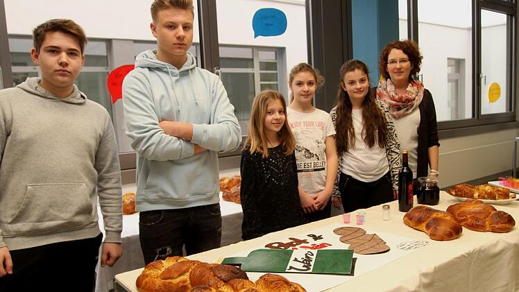 Selbst das "Challah-Brot" für den Sabbat hatten die Schüler gebacken. Foto: Günther Geiling