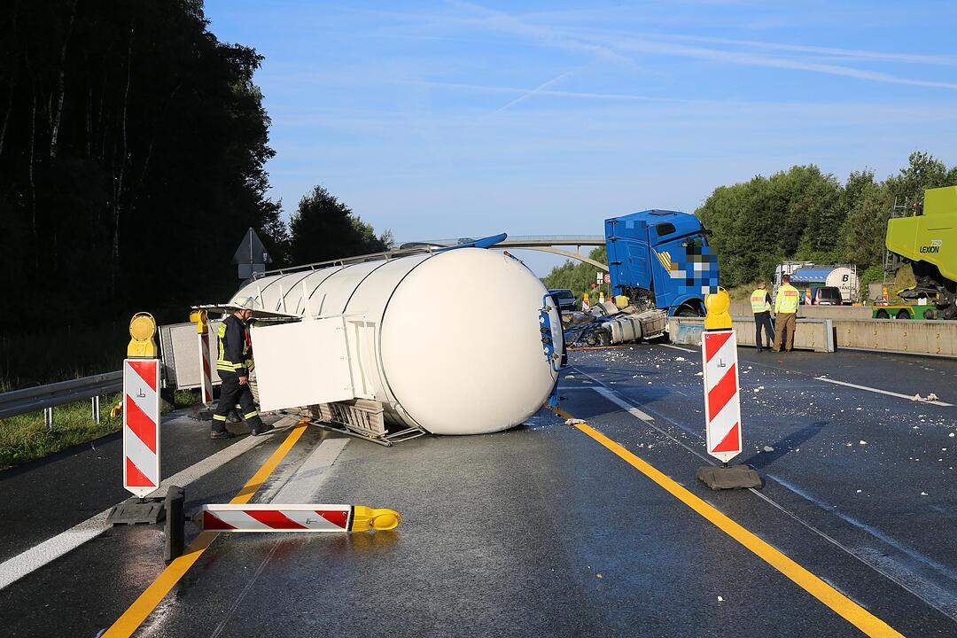 Unfall auf A9: Sattelzug prallt gegen Baustelle