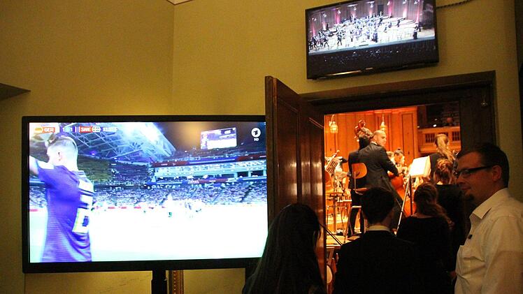 Public Viewing w&auml;hrend der Pause beim Orchester der russisch-deutschen Musikakademie. Foto: Benedikt Borst