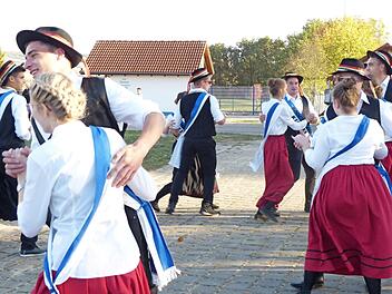 Mit den traditionellen Kirmestänzen läuteten die 14 Kirmespaare nach dem Aufstellen des "Kirmesbaams" die "Boochklöss-Kirmes" ein.