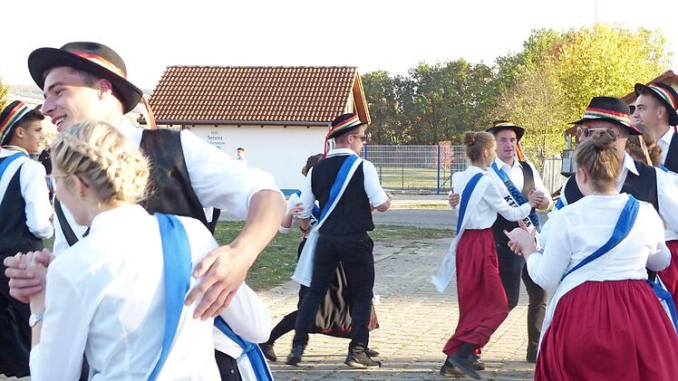 Mit den traditionellen Kirmestänzen läuteten die 14 Kirmespaare nach dem Aufstellen des "Kirmesbaams" die "Boochklöss-Kirmes" ein.