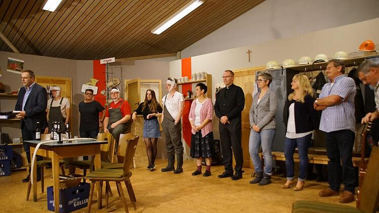 Die Geusfelder Theatertruppe mit Bürgermeister Matthias Bäuerlein (links)